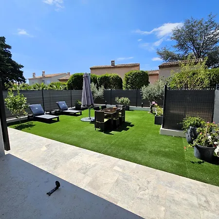 Etoile Du Berger Aygulf: Seaside With Private Gardens And Heated Pool Apartment