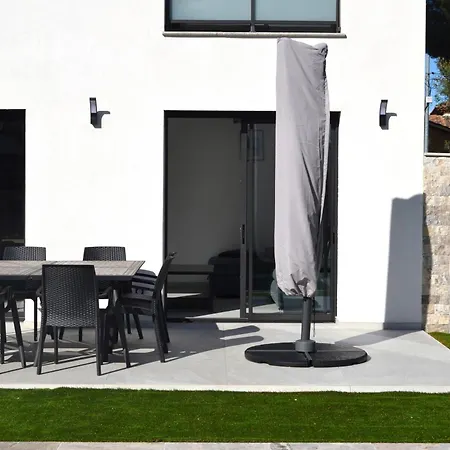 Etoile Du Berger Aygulf: Seaside With Private Gardens And Heated Pool Apartment *
