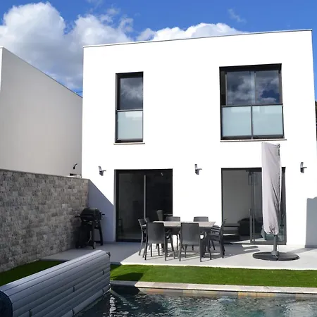 Etoile Du Berger Aygulf: Seaside With Private Gardens And Heated Pool Apartment