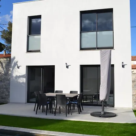 Etoile Du Berger Aygulf: Seaside With Private Gardens And Heated Pool Apartment