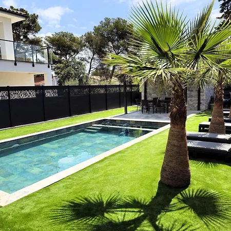 Apartment Etoile Du Berger Aygulf: Seaside With Private Gardens And Heated Pool